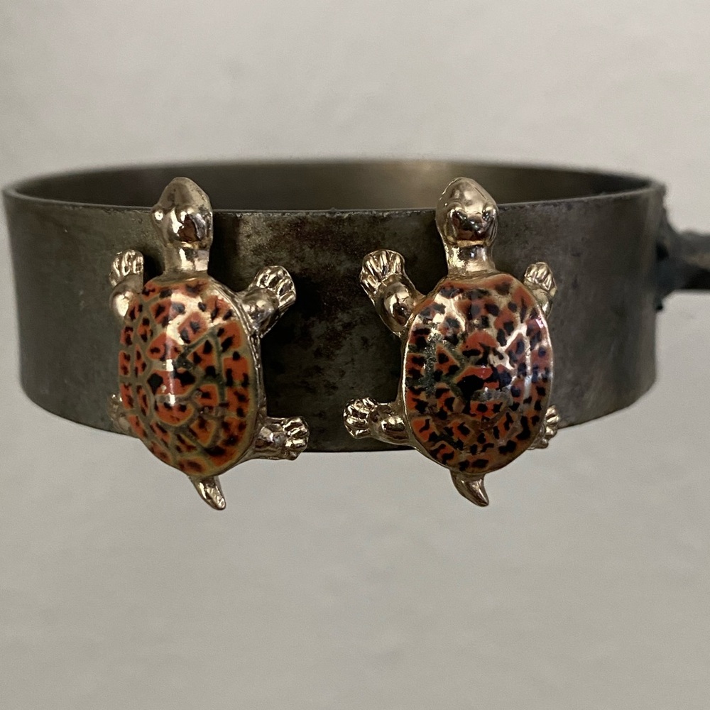 Vintage Costume Jewelry Screw back Enamel Turtle Earrings Gold Tone Red